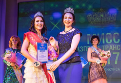 Финалистка конкурса „Мисс „Газпром трансгаз Ухта“ Екатерина Захарова передала корону победительнице этого года