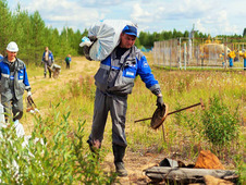 Сотрудники Вуктыльского ЛПУМГ собрали около 20 мешков мусора с прибрежной полосы берега реки Печора.