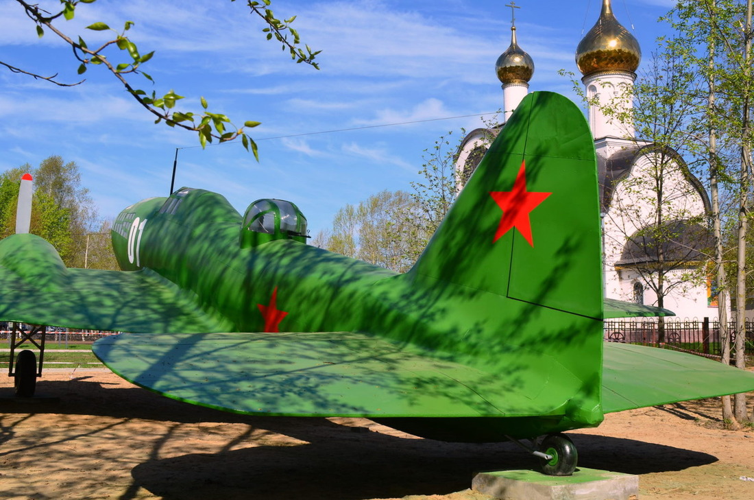 К 70-ти летию Великой Победы на территории мемориального комплекса г. Переславль-Залесский был установлен бомбардировщик ИЛ-4