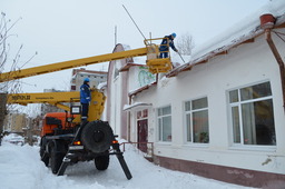 Для уборки снега на крыше Детской музыкальной школы № 2 (г.Ухта) задействованы работники и техника ООО «Газпром трансгаз Ухта»