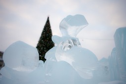 Изготовление ледяных фигур выполняют художники и дизайнеры из г. Екатеринбурга