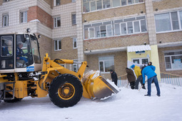 Работники администрации ООО «Газпром трансгаз Ухта» очистили от снега территории прилегающие к помещениям Центра юных техников (г. Ухта)