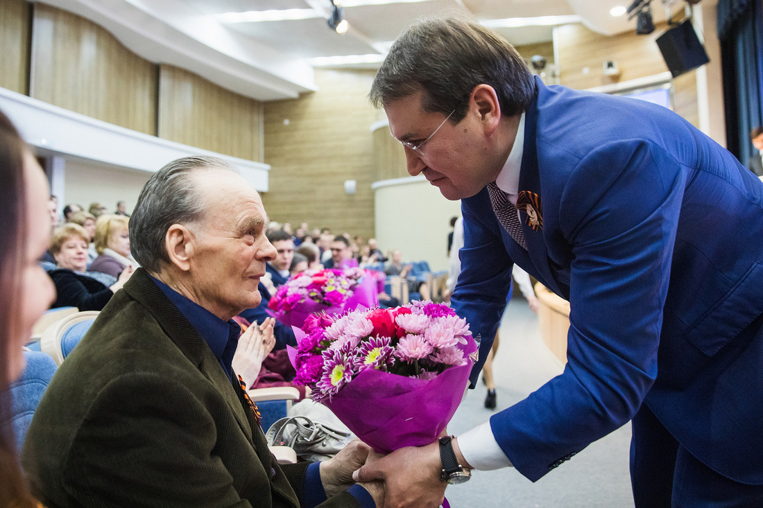 Александр Гайворонский вручает цветы Анатолию Васильевичу Огнерубову, ветерану предприятия