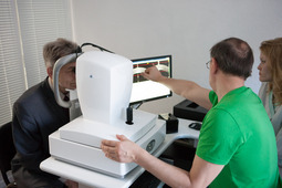 Современная оптическая когерентная томография газа ОКТ — бесконтактная неинвазивная технология, которую используют для исследования морфологии переднего и заднего отрезка глазного яблока in vivo. Она позволяет выявить, записать и оценить состояние сетчатки и прилежащего СТ, зрительного нерва, а также измерить толщину и определить прозрачность роговицы, исследовать состояние радужки и УПК. Возможность многократного повторения исследований и сохранения полученных результатов в памяти компьютера даёт возможность проследить динамику патологического процесса. механизм работы и воздействия ОКТ чем-то подобен ультразвуковому исследованию. Но в таком случае используют не акустические волны, а короткие волны инфракрасного излучения. Поэтому офтальмологи получают данные даже о таких патологиях, которые нельзя выявить другими способами. ОКТ особенно важно при диагностике заболеваний зрительного нерва и сетчатой оболочки глаза. Как отметил главный врач Республиканского центра микрохирургии глаза Андрей Викторович Шубёнкин: «Это лучшее на сегодняшний день оборудование в Республике Коми, и мы благодарны компании „Газпром трансгаз Ухта“ за этот поистине бесценный подарок». Применение ОКТ позволяет получить важную информацию относительно строения сетчатки глаза и ее патологических изменениях. Разрешающая способность томографа позволяет дифференцировать патологические изменения сетчатки, не доступные офтальмоскопии, которая традиционно используется для осмотра глазного дна.