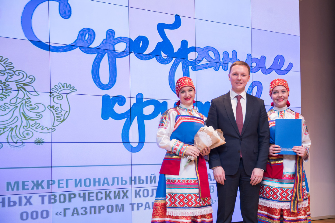 Евгений Гусев (в центре) и народный коллектив ансамбль танца «Ёлочка»