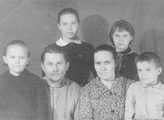 Смолевы с младшими детьми Таисия (Конасова), Мария (Винокурова), Татьяна (Жикина), Александр (Смолев) — 1964 год
