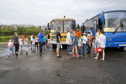 Посадка в автобусы. 
Тактико-специальные учения по эвакуации детей в детском спортивно-оздоровительном лагере ДСОЛ «Радуга» ООО «Газпром трансгаз Ухта»
