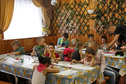 Рисуем. Участники первой смены детского спортивно-оздоровительного лагеря ДСОЛ «Радуга»