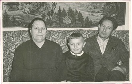 Гуськовы Александра Фетисовна и Николай Арсентьевич с внуком Александром