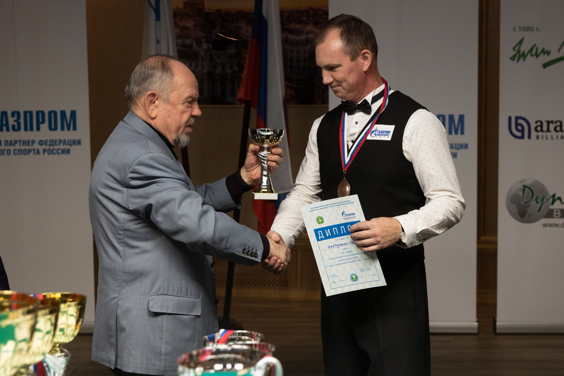 Борис Посягин вручает награду Сергею Нестеренко