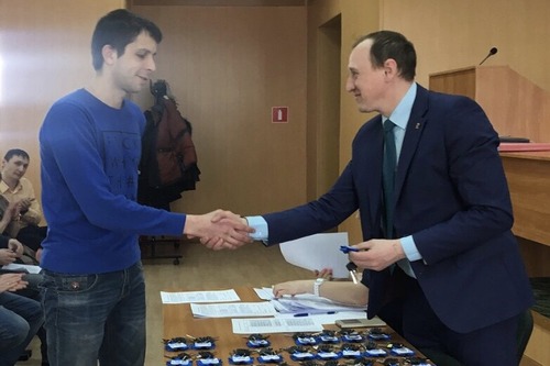 Николай Кудряшов (председатель профсоюзной организации филиала) вручает ключи жильцам нового дома
