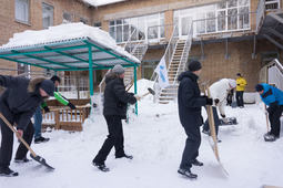Работники ООО «Газпром трансгаз Ухта» помогли подшефным детским садам очистить территорию от снега