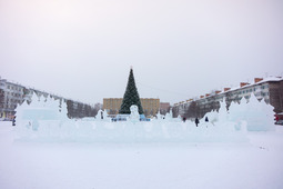 24 декабря в Ухте состоялось торжественное открытие ледового городка и главной новогодней ёлки города. Зимнюю сказку ухтинцам подарили градообразующие предприятия: ООО «Газпром трансгаз Ухта» и АО «Транснефть-Север»