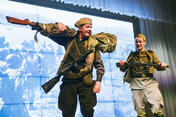 Актеры музыкально-театрализованной постановки показывают сцены военных лет
