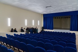 Зрительный зал оснащен звуковым и световым оборудованием, комплектом одежды сцены, смонтированы зрительные кресла