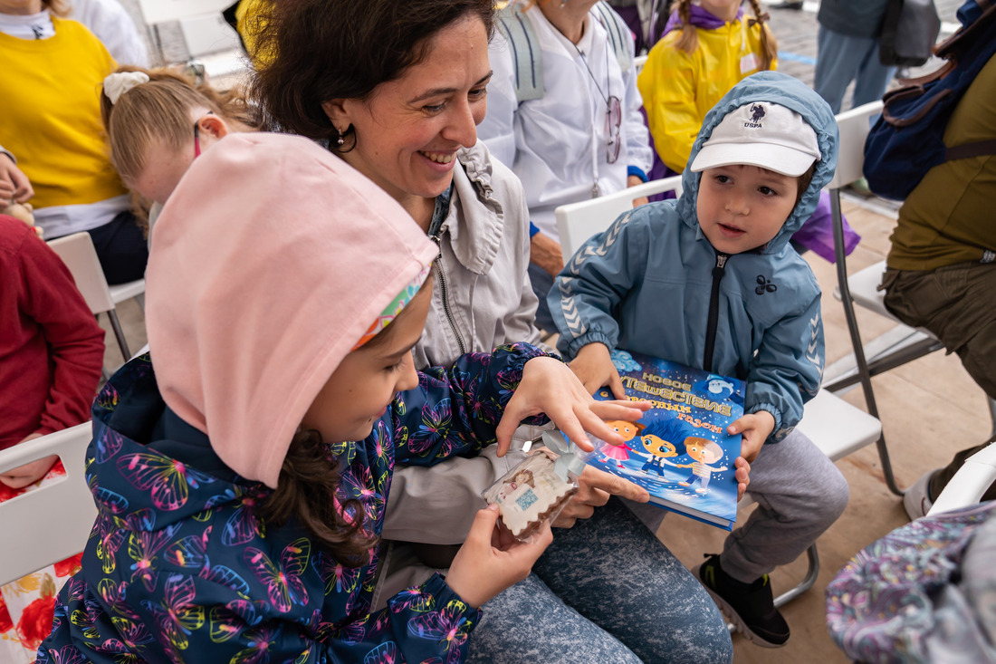 В рамках проекта выпускаются книжки, раскраски, настольные и компьютерные игры, мягкие игрушки и прочее