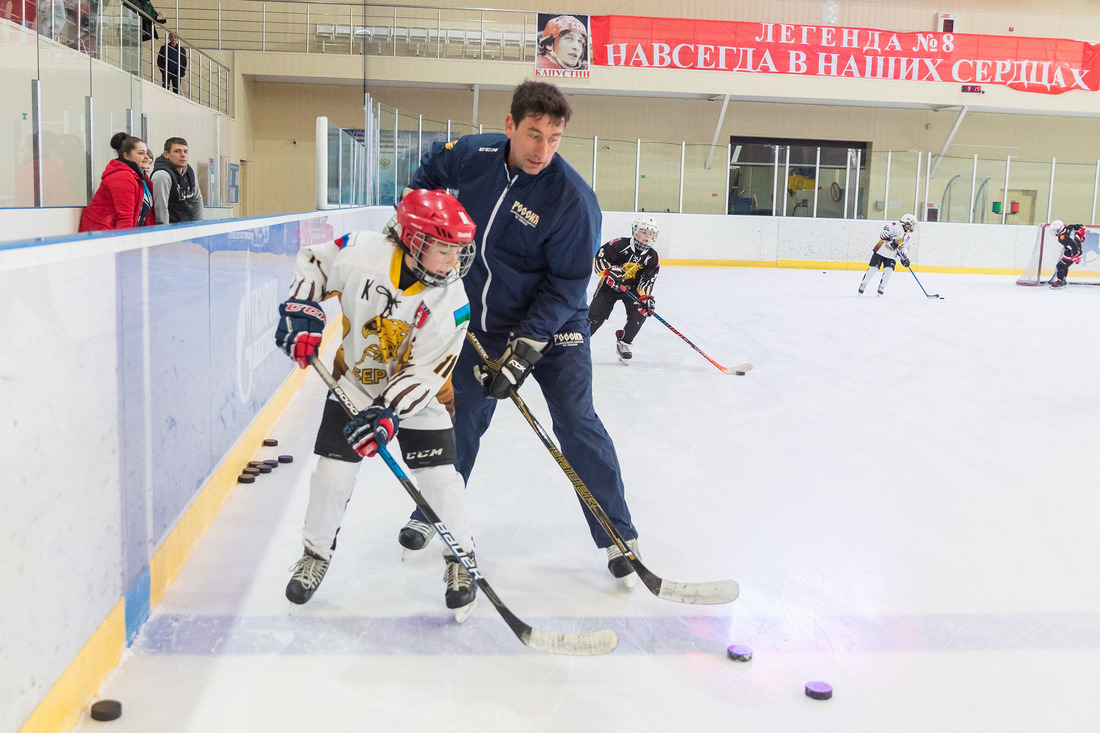 Отработка практических навыков с юными хоккеистами