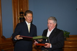 С Алексеем Миллером, вручение Высшего знака отличия ОАО «Газпром» «За особые заслуги» под № 1, 2009 год
