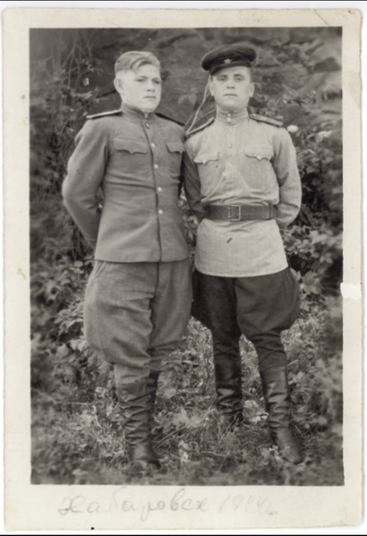 Марюков Сергей Васильевич (справа) с товарищем г. Хабаровск 1944 г. Фотографии из фондов Комнаты боевой Славы и Комплекса выставочных залов.