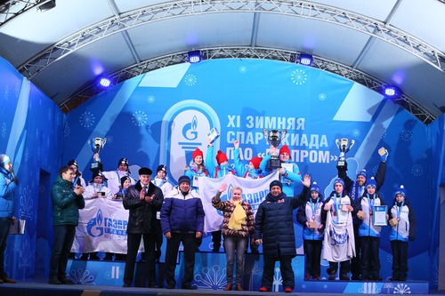 Награждение — первое место у детской команды «Газпром трансгаз Ухта» по настольному теннису