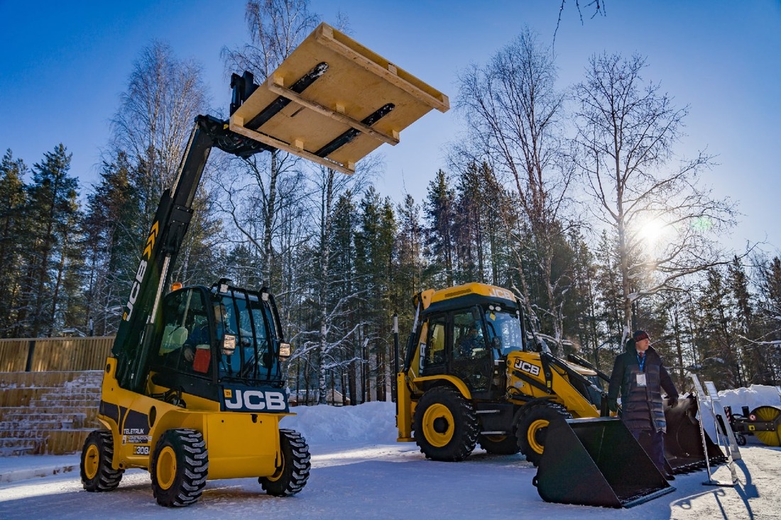 Погрузчик телескопический JCB TLT30G TCR 4х4 и газодизельный экскаватор погрузчик JCB 3СХ