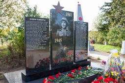 Памятник воинам, погибшим в годы Великой Отечественной войны в п. Изваиль Ухтинского района Республики Коми