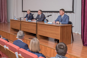 Начальник Мышкинского ЛПУМГ Виктор Валентинович Попов, генеральный директор ООО «Газпром трансгаз Ухта» Андрей Дмитриевич Баранов и председатель ОППО «Газпром трансгаз Ухта профсоюз» Владимир Владимирович Половников. 29 июня 2023 год, г. Мышкин (Ярославская область).