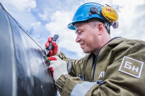 Павел Картошкин, монтер по защите подземных трубопроводов от коррозии 6 разряда ООО «Газпром трансгаз Ухта», проводит проверку изолирующего покрытия трубы