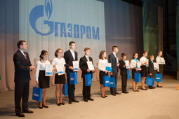 Генеральный директор ООО «Газпром трансгаз Ухта» Александр Гайворонский вручает ухтинским ученикам дипломы и именные премии