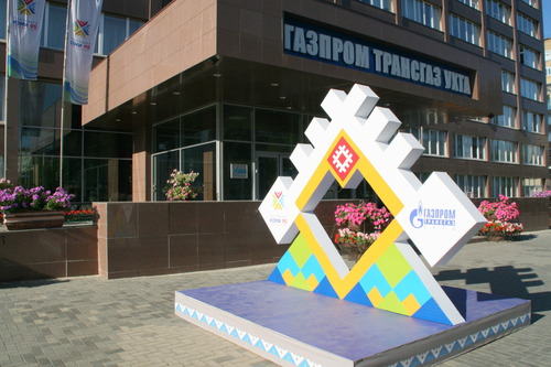 Арт-объекты, установленные к юбилею Республики Коми возле центрального здания ООО «Газпром трансгаз Ухта»