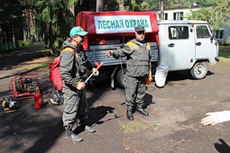 Демонстрация устройств пожаротушения: ранцевый лесной огнетушитель и пожарная мотопомпа