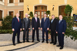 Александр Гайворонский, генеральный директор ООО «Газпром трансгаз Ухта» (третий слева) и награжденные работники предприятия