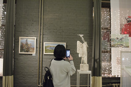 19 декабря в центре культуры «Красный угол» г. Вологды открылась выставка по итогам художественного пленэра визуальных искусств «Клюква. Берега»