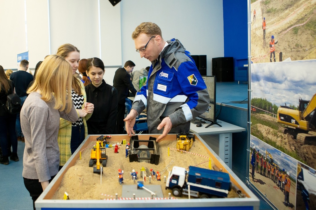 Сергей Бочкарев демонстрирует макет студентам городских учебных заведений во время профориентационного мероприятия