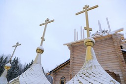 Освящение куполов строящегося храмового комплекса Собора царских страстотерпцев и благоверных святых русских князей. пгт. Синдор, Республика Коми. 15 ноября 2024 г.