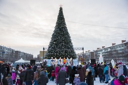 24 декабря в Ухте состоялось торжественное открытие ледового городка и главной новогодней ёлки города. Зимнюю сказку ухтинцам подарили градообразующие предприятия: ООО «Газпром трансгаз Ухта» и АО «Транснефть-Север»