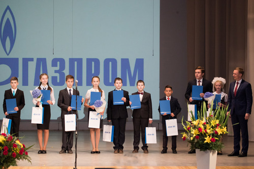 Евгений Гусев (справа) и талантливые ученики Ухты с именными премиями ООО «Газпром трансгаз Ухта»