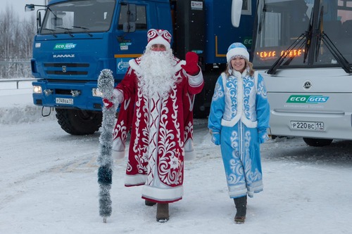 Автопробег сопровождают сказочные герои — Дед Мороз и Снегурочка