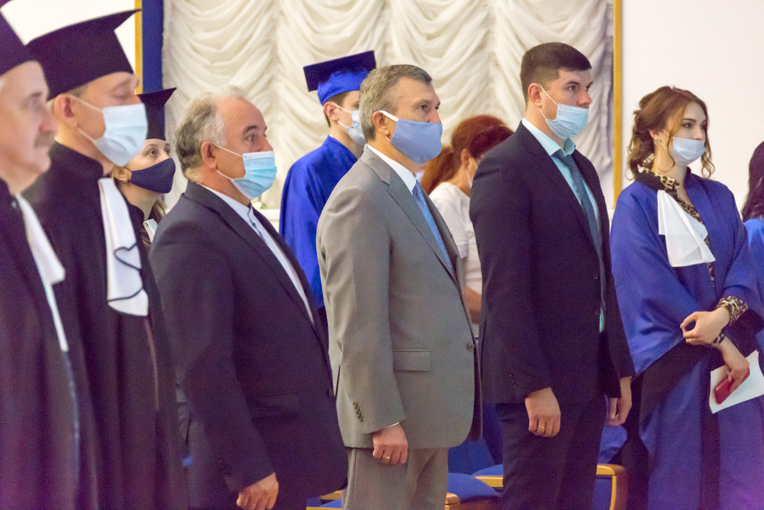 По традиции выпускников приветствовали представители предприятий — стратегических партнеров ухтинского университета