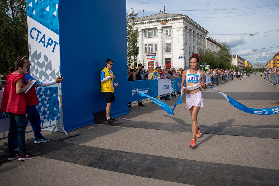 Победительница в абсолютном зачете на марафонской дистанции среди женщин Мария Нагуманова, Воркута