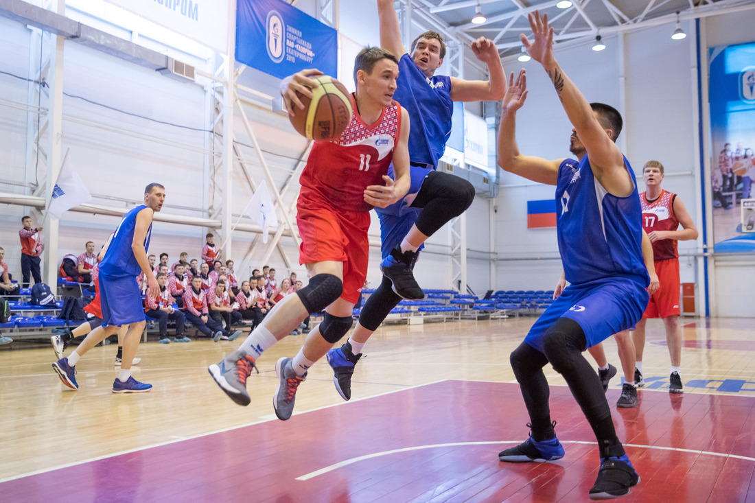 В матче по баскетболу ухтинская команда противостояла баскетболистам из Саратова