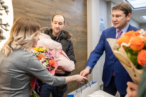Генеральный директор ООО «Газпром трансгаз Ухта» Александр Гайворонский вручил памятные подарки молодым родителям