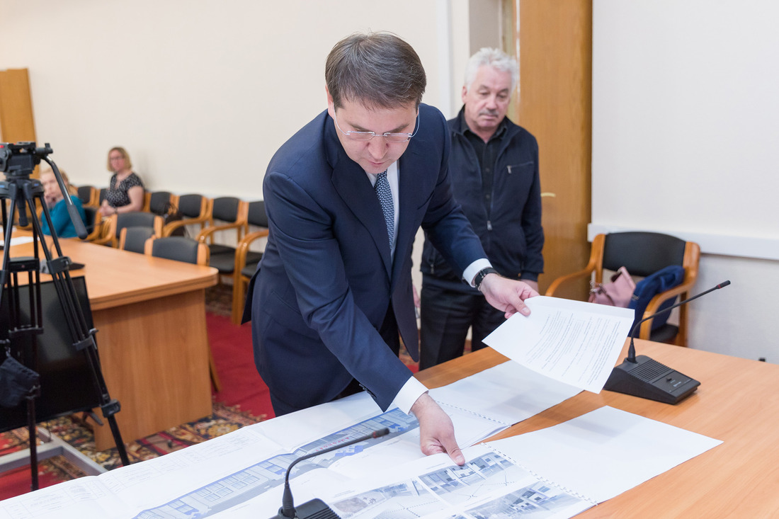 Александр Гайворонский показывает журналистам проекты ремонта объектов