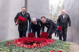 Торжественное открытие военно-мемориальных объектов в ухтинском сквере мемориального комплекса «Вечный огонь». Возложение цветов. 7 мая 2025 года, г. Ухта (Республика Коми).