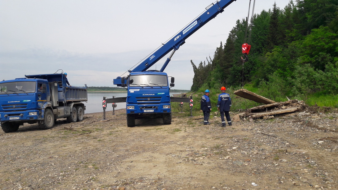 Сотрудники УТТ и СТ ООО «Газпром трансгаз Ухта» на очистке берегов реки Печора