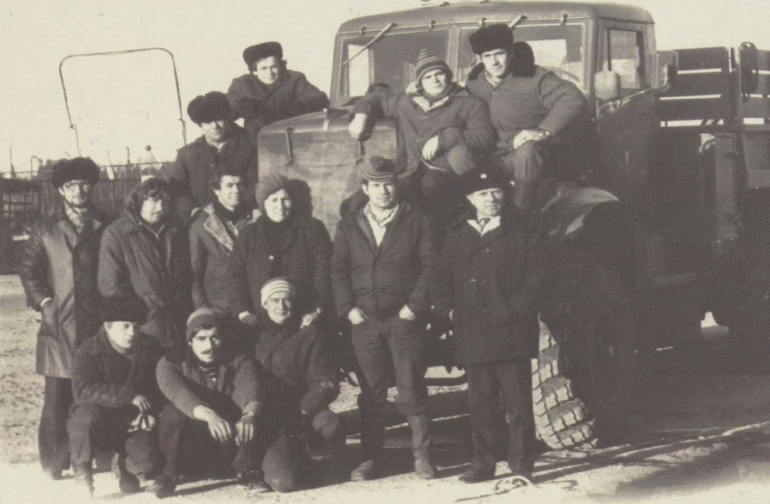Бригада работников ЛЭС, КИПиА и ЭХЗ перед выездом на трассу, 1982 год