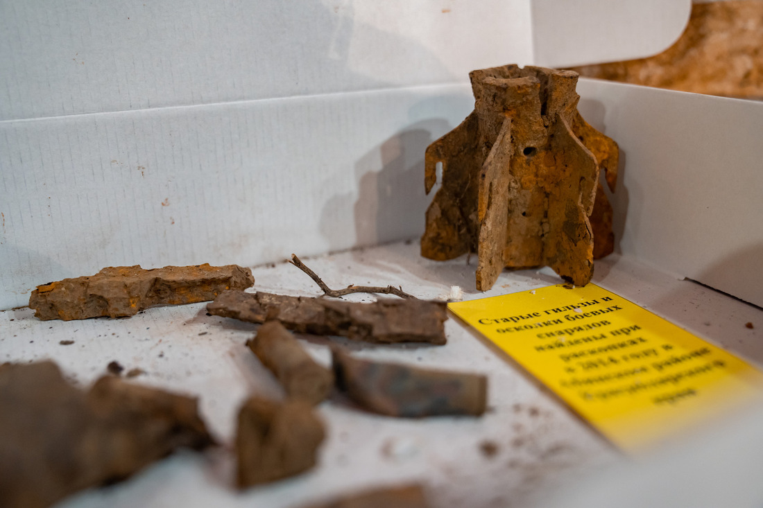 Среди экспонатов можно увидеть старые гильзы и осколки боевых снарядов, обнаруженные при раскопках