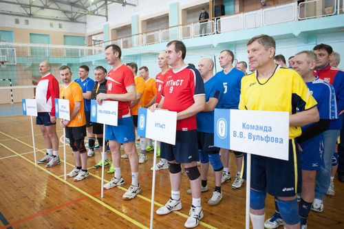 Участники турнира по волейболу среди команд ветеранов филиалов ООО «Газпром трансгаз Ухта»