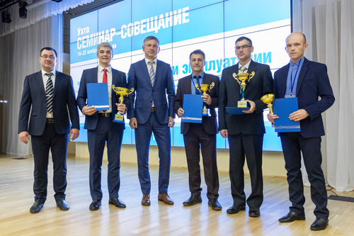 Победители конкурса, Виталий Янчук (крайний слева) и Дмитрий Волков (третий слева), заместитель генерального директора по эксплуатации газопроводов