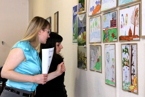 Выставка детских рисунков на экологическую тему в Управлении технологического транспорта и специальной техники (УТТ и СТ) ООО «Газпром трансгаз Ухта»